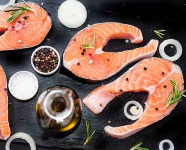 Taze çiğ hazırlıksız balık somon veya alabalık, biftek, bir tavada pişirme için tuz, biber siyah taş beton masaya, kopya alanı Üstten Görünüm