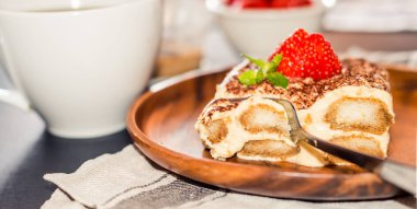 Ev yapımı tiramisu pasta İtalyan mutfağı, seçici odak çilek ile dekore edilmiş