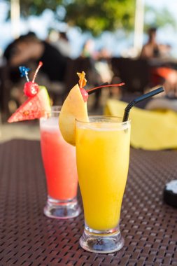 karpuz ve ananas güler yüzlü dilim karpuz, ananas sağlıklı içecekler ve gıda kavramı ile dekore edilmiştir.