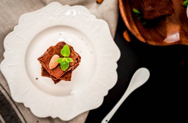 Nane yaprakları ve badem, üstten görünüm ile çikolatalı kek