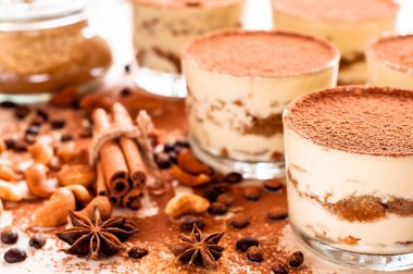 lüks tatlı Tiramisu bir bardak nane ile dekore edilmiştir.