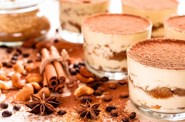 Lussuoso dessert Tiramisu in un bicchiere decorato con menta — Foto Stock