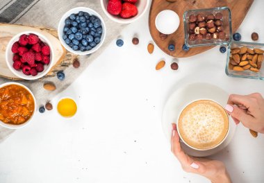 sağlıklı kahvaltı arka plan ile kahve, çilek, yumurta, fındık, metin alanı Üstten Görünüm