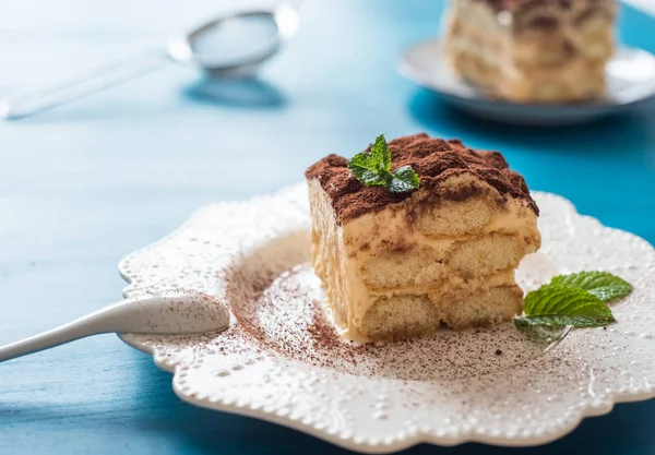 Dessert tiramisù italiano su un piatto di porcellana — Foto Stock