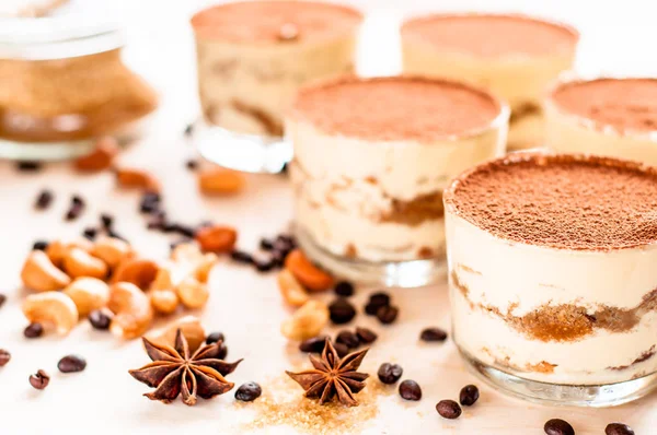 Luxe dessert Tiramisu in een glaasje op houten tafel — Stockfoto