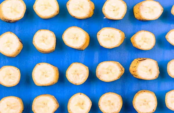 파란색 바탕에 바나나 패턴을 수평 슬라이스 — 스톡 사진
