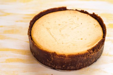 New york cheesecake üzerinde sarı arka plan Üstten Görünüm