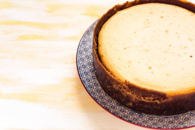 New york cheesecake üzerinde sarı arka plan Üstten Görünüm