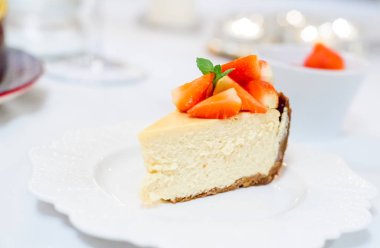dilim çilekli cheesecake seçici odak