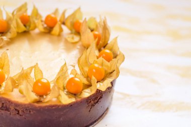 Bütün New York tarzı cheesecake yuvarlak kış cherry ile dekore edilmiştir.