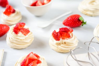 Bazı çilek dilimleri ile Pavlova tatlı küçük bir beze. Üstten Görünüm. desen