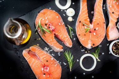 İki somon steak, tereyağı, biber ve tuz, limon, otlar sınır, ahşap rustik arka plan Üstten Görünüm metni için bir yer