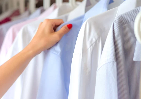 Camisas planchadas en el armario, selección — Foto de Stock
