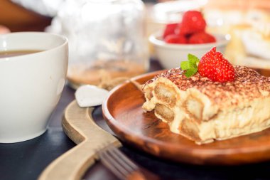 Tiramisu - klasik tatlı çilek ve nane ile süslenmiş