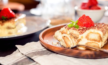 Tiramisu - klasik tatlı çilek ve nane ile süslenmiş