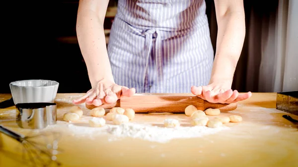 Kobieta ręce toczenia ciasta na stole w kuchni, zbliżenie — Zdjęcie stockowe