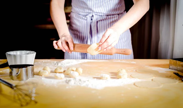 Kobieta ręce toczenia ciasta na stole w kuchni, zbliżenie — Zdjęcie stockowe