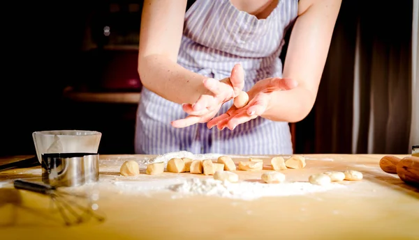 Жіночі руки роблять тісто, вибірковий фокус — стокове фото