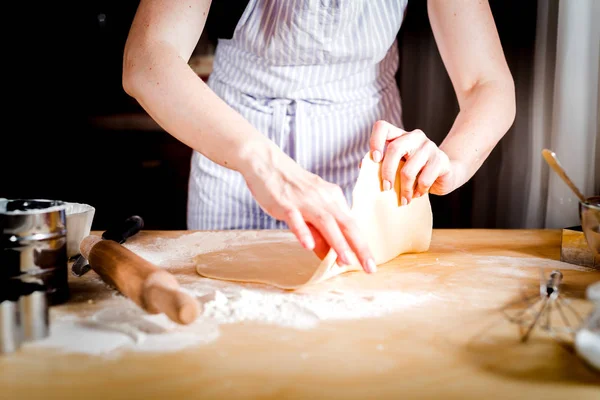 Fare la pasta da mani femminili — Foto Stock