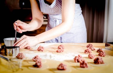 mutfak masasının üstünde kadın yapar köfte evde kapat