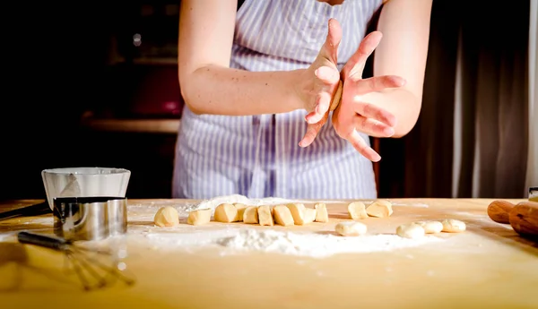 Las manos de las mujeres haciendo la masa, enfoque selectivo — Foto de Stock