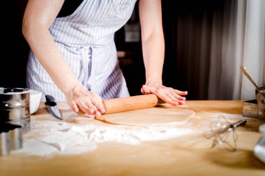 Kadın elleri mutfak masasına hamur döküyor, kapat.