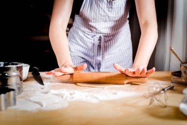 Kadın elleri mutfak masasına hamur döküyor, kapat.