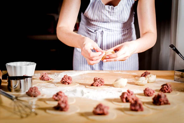 Femme fait des boulettes à la maison sur la table de cuisine, gros plan — Photo