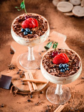 zarif bir kokteyl cam çilek ile İtalyan tatlı tiramisu, tatlı yaşam kavramı, lüks, lezzetli gıda
