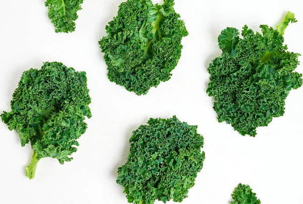 Kreativ layout gjord av grönkål. Flat Lay. Hälsosam matkoncept. — Stockfoto