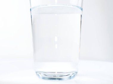 mavi bir arka plan üzerinde izole su bardağı