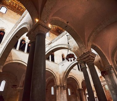 Bari, Puglia, İtalya - 30 Nisan 2019: Aziz Nikolaos Bazilikası di San Nicola Bazilikası'nın iç mekanı , Bari'de bir kilise. Apulia bölgesindeki Roma Katolik Kilisesi