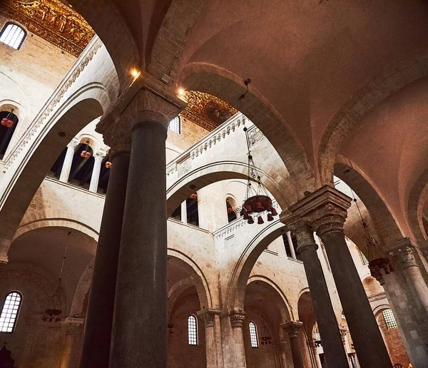 Bari, Puglia, Itálie-30. dubna 2019: vnitřní interiér baziliky svatého Mikuláše baziliky San Nicola, kostel v Bari. Římskokatolická církev v oblasti Apulia — Stock fotografie