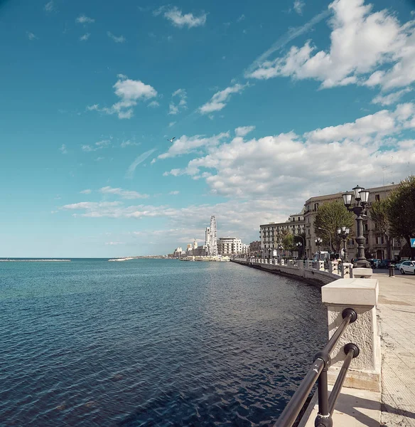 Panorama włoskiego miasta Bari, promenady, światła, koło obserwacyjne, wiosna. Podróże po Włoszech, turystyka — Zdjęcie stockowe