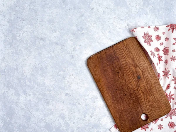 Placa de corte de cozinha vazia com toalha de mesa de Natal vermelho. Vista de cima . — Fotografia de Stock