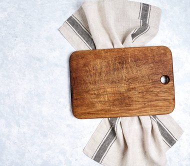 kopya alanı ile beyaz arka plan üzerinde mutfak bezi peçete ve mutfak tahtası