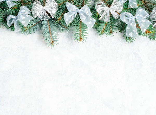 Bordure de Noël branches d'arbre avec décor argenté isolé sur blanc, bannière horizontale — Photo