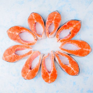 Mavi arka plan görünümlü çiğ somon bifteği deseni