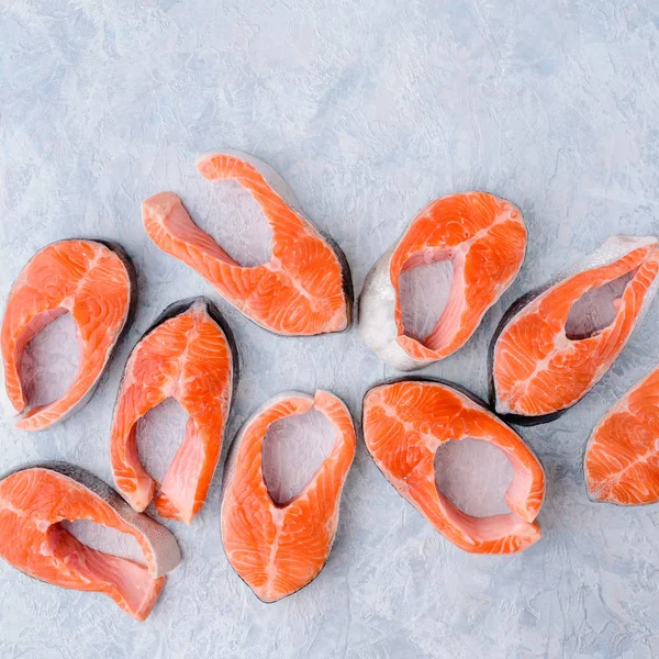 Patrón de filetes de salmón crudo en una vista superior de fondo azul — Foto de Stock