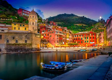 Vernazza, Cinque Terre, İtalya, akşam manzarası, ışıklar, romantizm