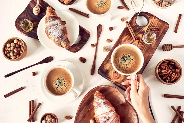 Desayuno francés, café y croissant, vista superior, cama plana — Foto de Stock