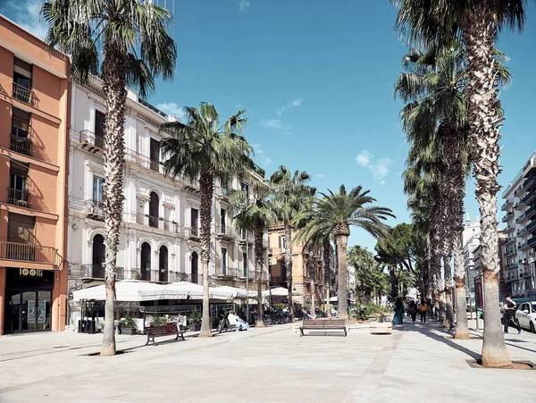 30 april 2019 - färgglada stadshus i Bari, Apulien, Italien. Boulevard, palmer av Corso Vittorio Emanuele. — Stockfoto