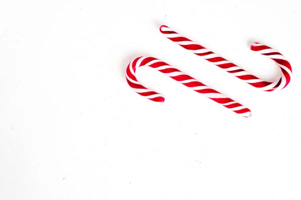 Composición navideña con dulces navideños, sobre fondo blanco. Piso tendido, vista superior . — Foto de Stock