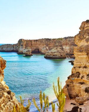 Marinha plaj - Lagoa Belediyesi, Algarve Atlantik kıyısında, Portekiz'in en ünlü plajlarından biri.