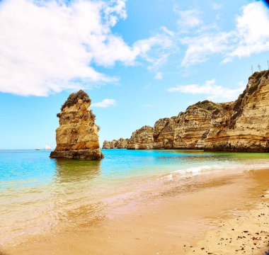 Portekiz'de kayalar ve kumlu plaj, Atlantik kıyısı, Algarve.