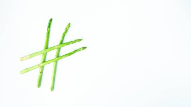 Beyaz arka planda kuşkonmazdan yapılmış hashtag, yaratıcı fikir, üst görünüm