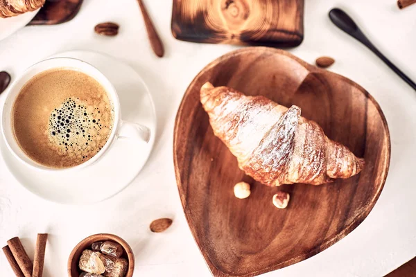 Café y croissant con miel. Desayuno francés. Vista superior plano con espacio de copia para su texto — Foto de Stock
