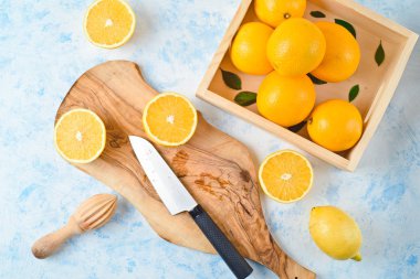 Taze portakal suyu üretme sürecinin üst görünümü, düz uzanma