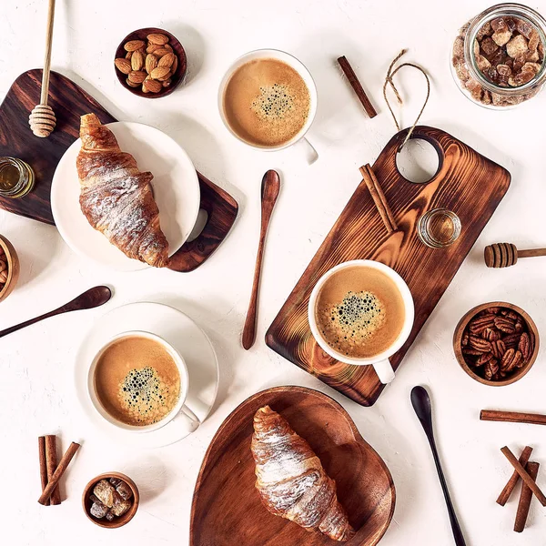 Patrón de desayuno, croissant, café, miel, palitos de canela, nueces, azúcar. Buen concepto del día . — Foto de Stock