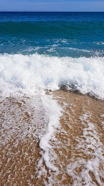Sfondo astratto di onde marine, su sabbia dorata, schiuma bianca del mare, luce solare — Foto Stock